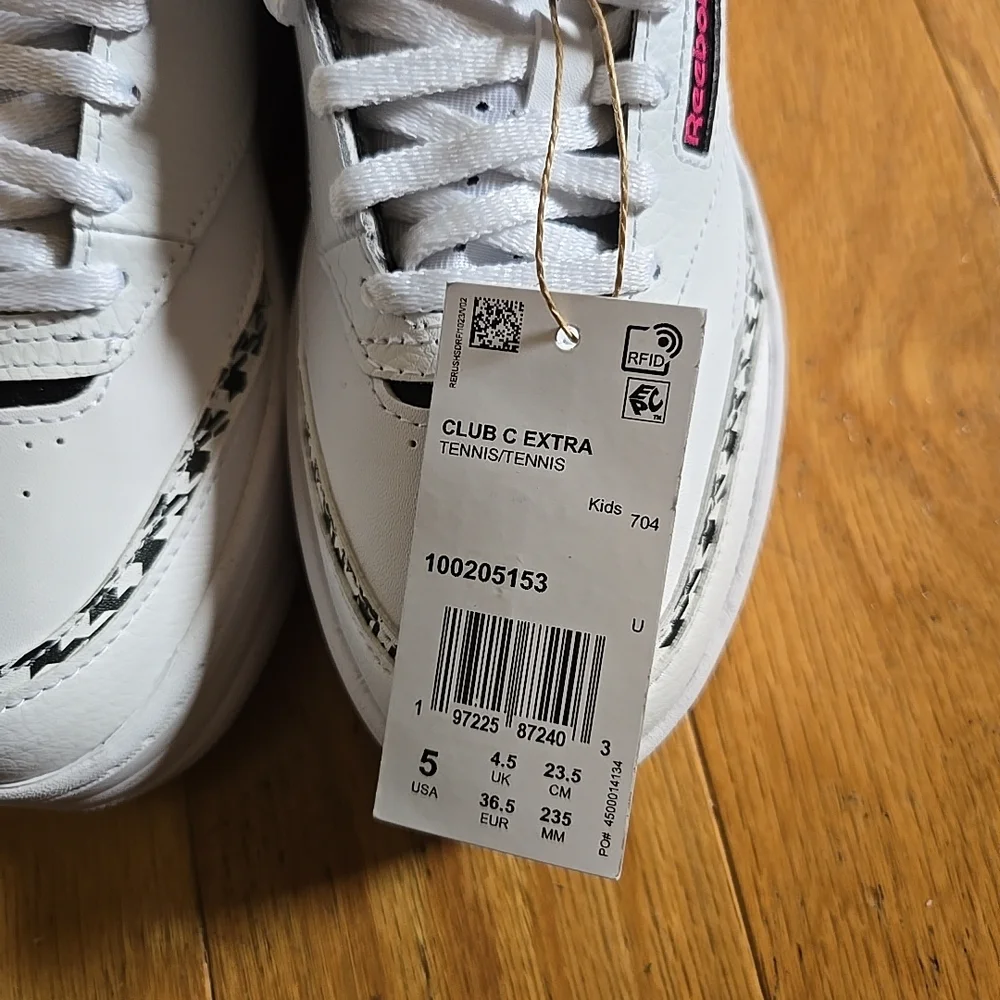 NWT Reebok girls size 5 Sneakers - White with Black Accents Pink letters